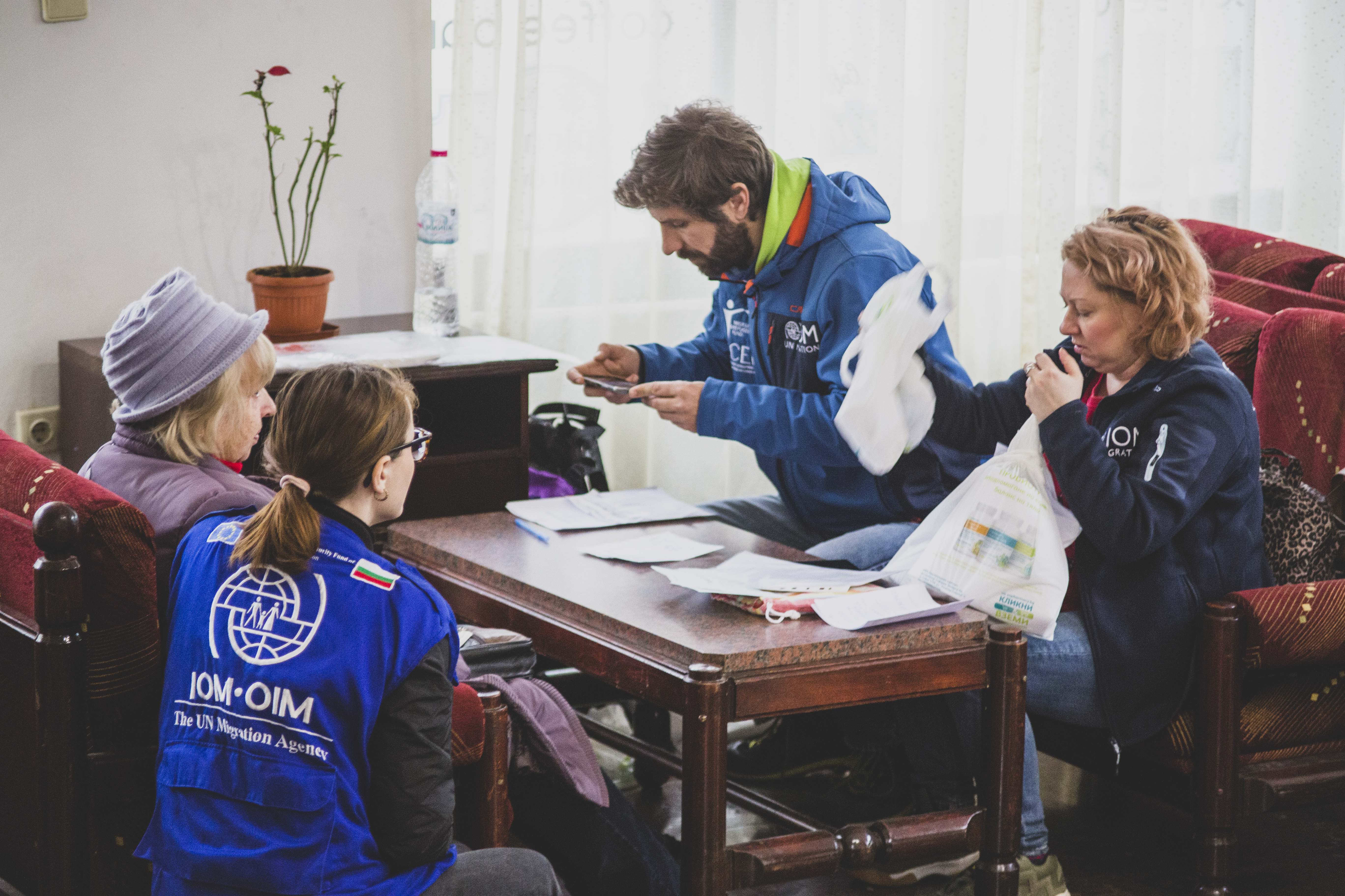 IOM social workers delivering medicines to a beneficiary from Ukraine