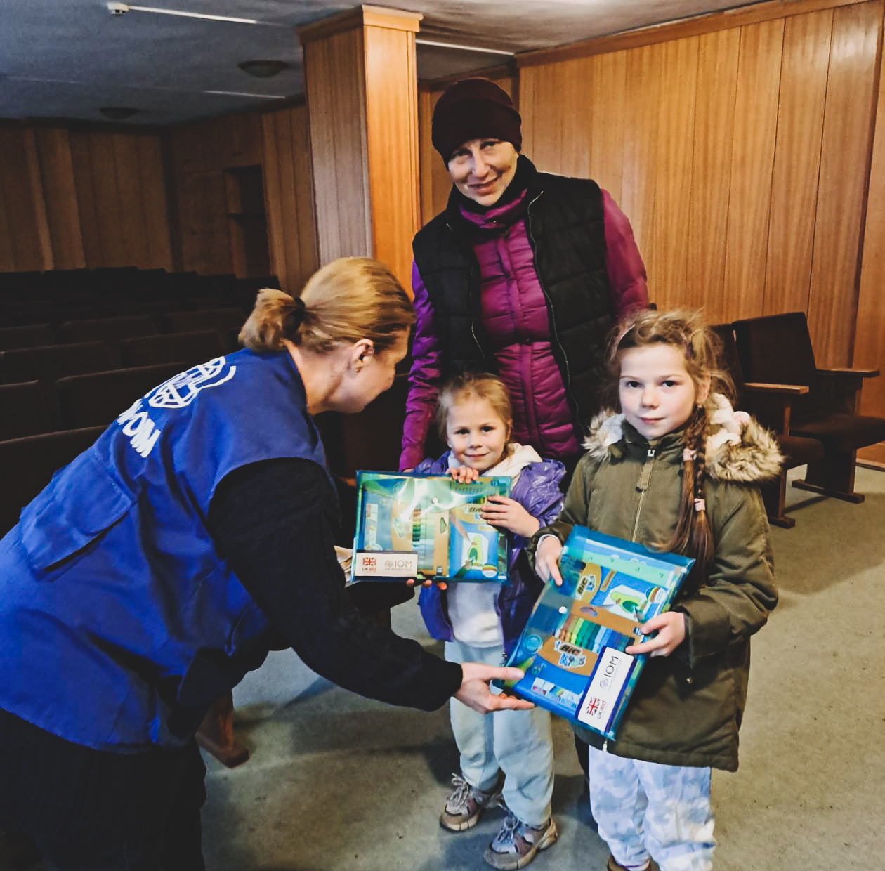 IOM staff with children from Ukraine