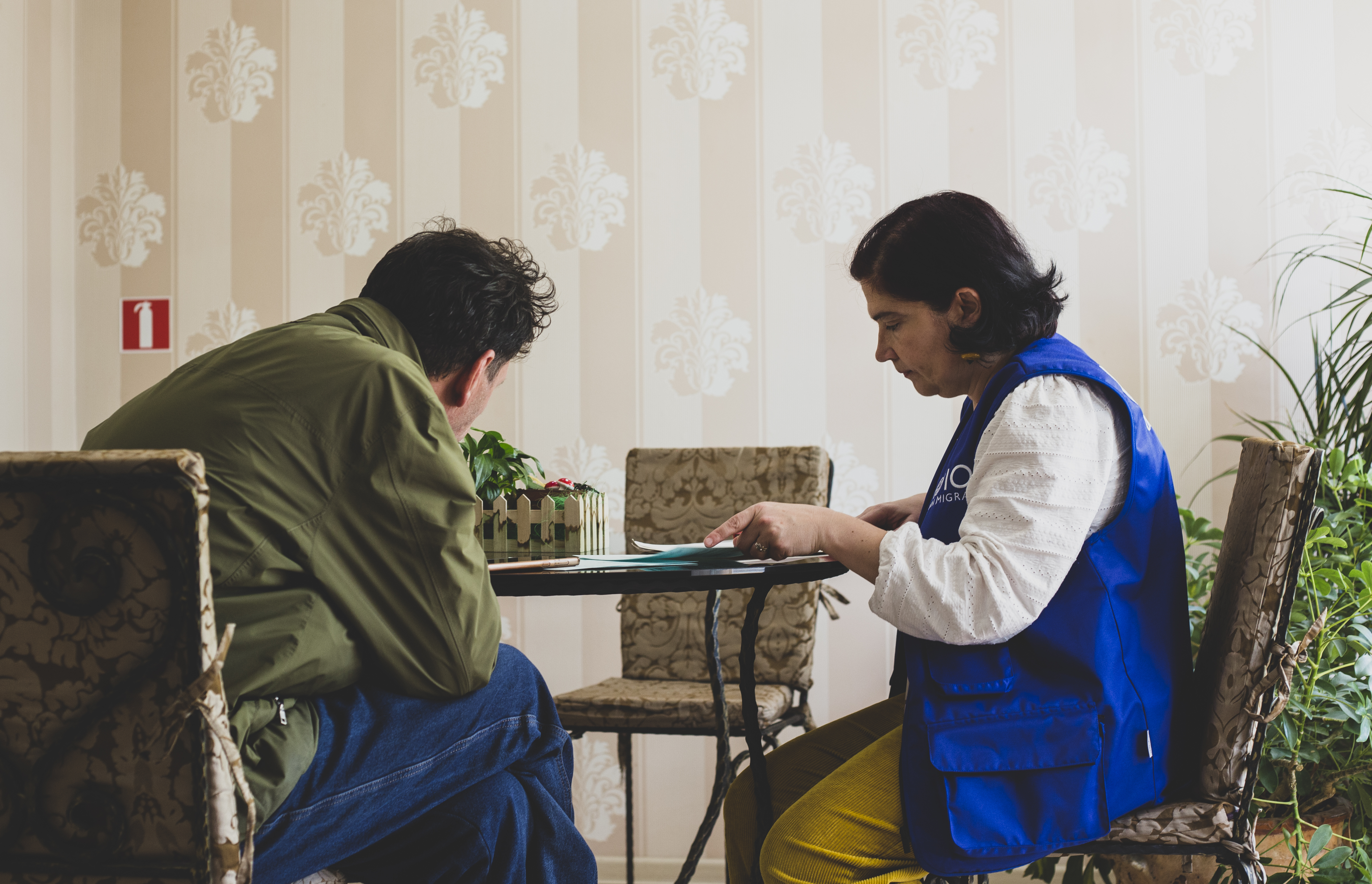 IOM field worker with a refugee from Ukraine